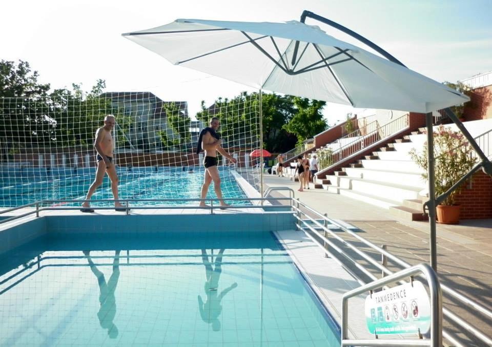 Cvse Clubhaz Es Panzio Bed & Breakfast Cegled Ngoại thất bức ảnh