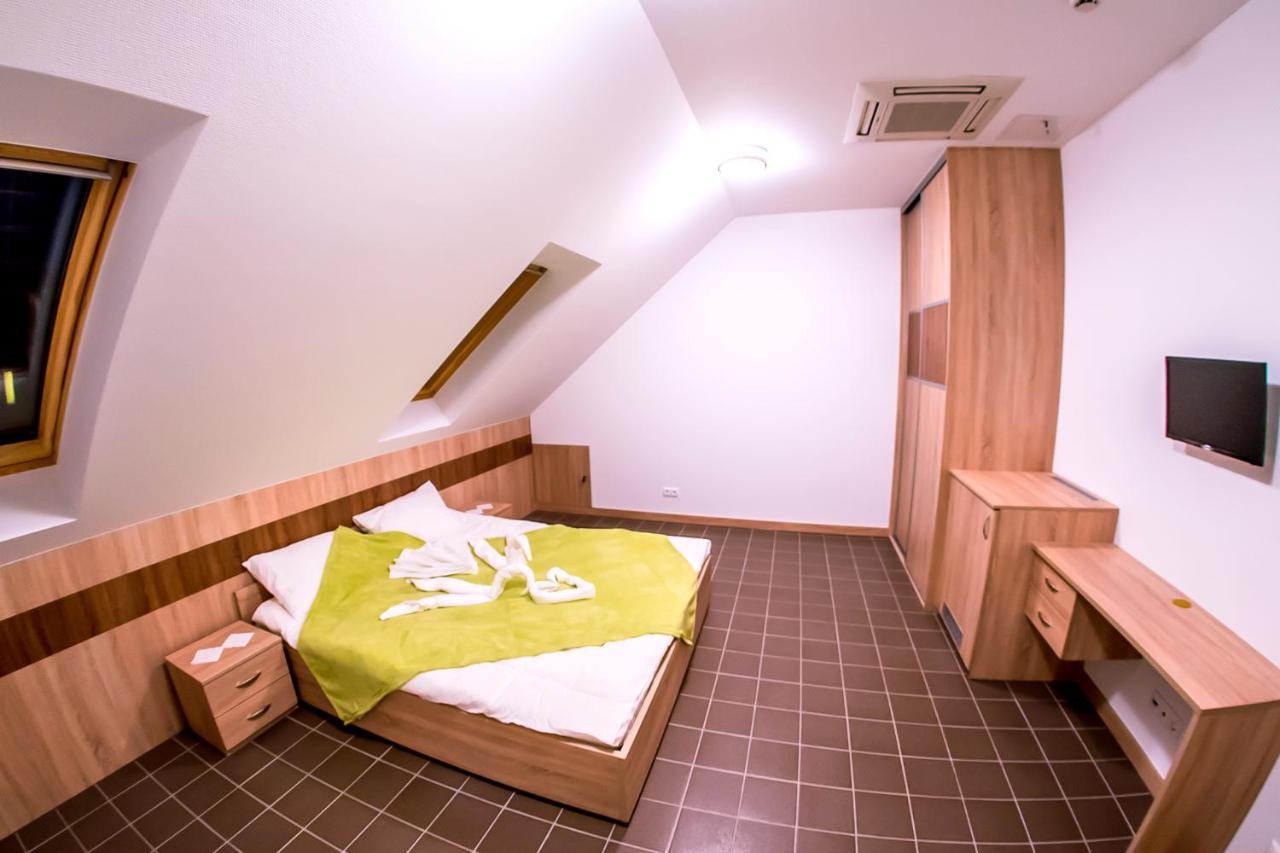Cvse Clubhaz Es Panzio Bed & Breakfast Cegled Ngoại thất bức ảnh
