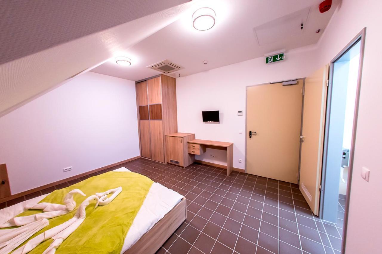 Cvse Clubhaz Es Panzio Bed & Breakfast Cegled Ngoại thất bức ảnh