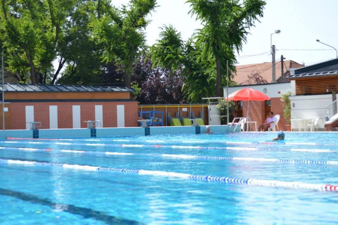 Cvse Clubhaz Es Panzio Bed & Breakfast Cegled Ngoại thất bức ảnh