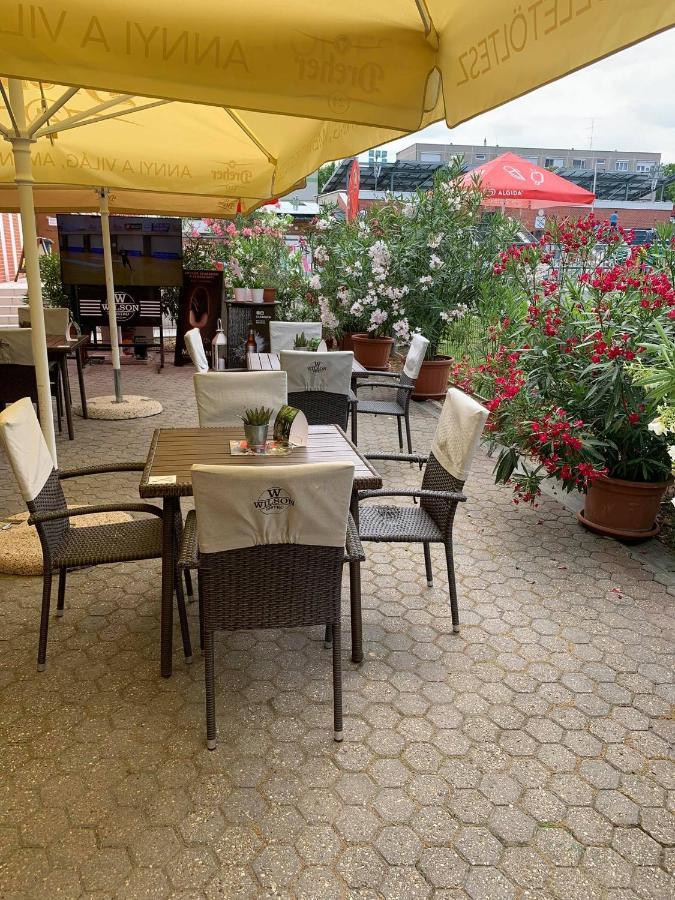 Cvse Clubhaz Es Panzio Bed & Breakfast Cegled Ngoại thất bức ảnh
